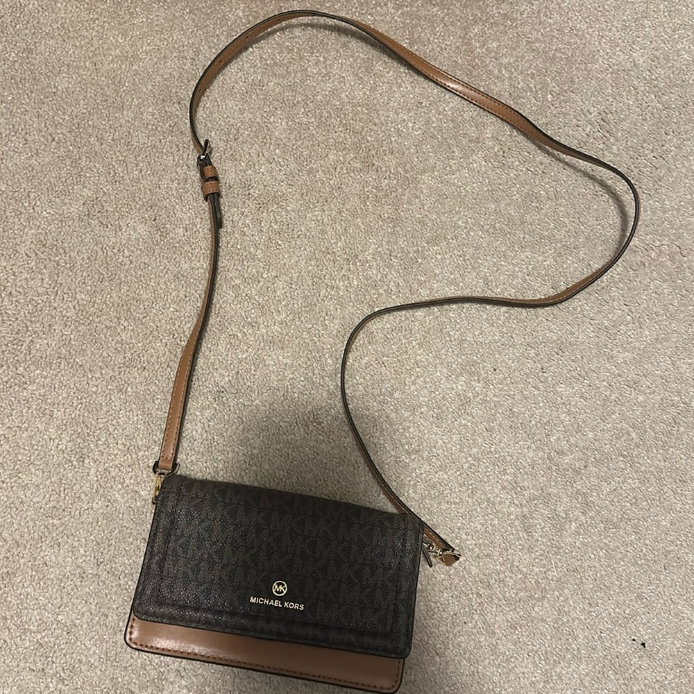 Gently used Michael Kors Jet Set Small Logo Convertible purse!